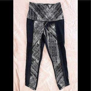 Lululemon Athletica White/Black Hot To Street Crop Legging Yoga Pants Sz 2